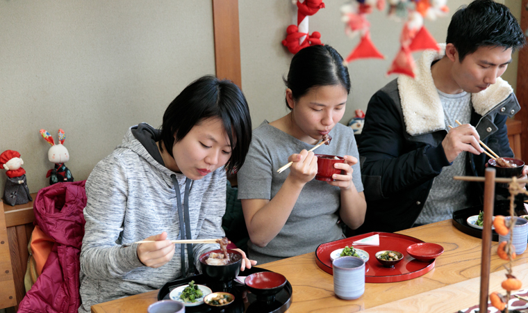 The 4 are very satisfied with the great taste of the anko bean paste.