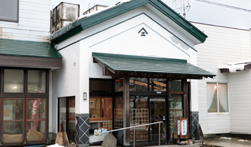 日本の蔵をモチーフにした純和風の店構え。