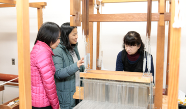 The artisans give an easy to understand description of Kame-aya Ori weaving.