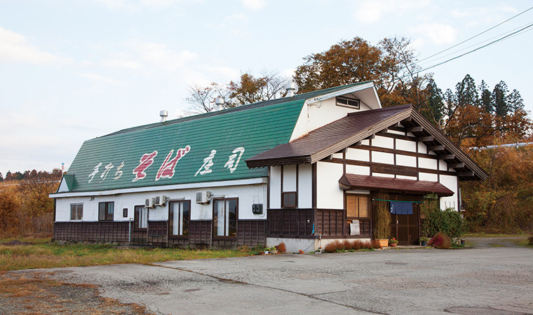 昼の定番といえば「手打ちそば」。香りとのど越しは絶品！