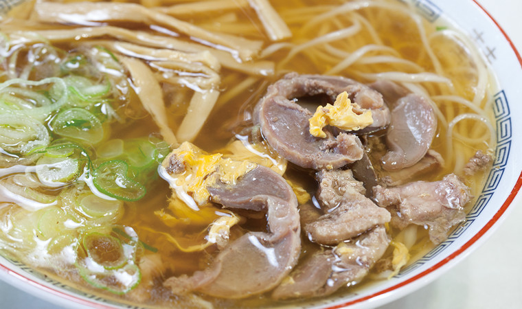 昼の定番といえば「とりもつラーメン」