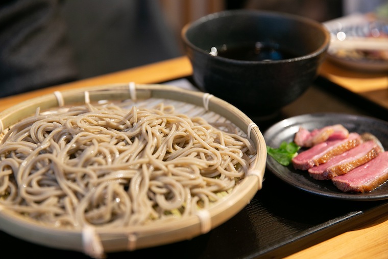 Kamoseiro is the most popular choice. Try the taste of soba and duck locally grown in Okura.