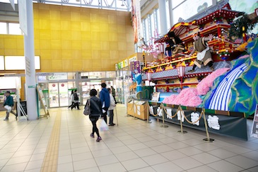 新庄の玄関口、駅改札前には新庄まつりの山車が展示されています。