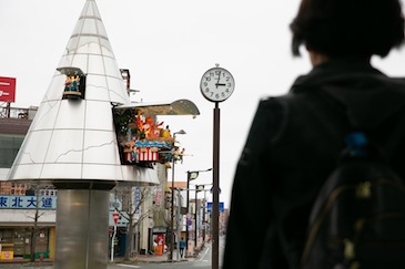 What good timing! At 12:00, 15:00 and 18:00 o’clock (19:00 in summer), music can be heard and a miniature Shinjo matsuri float emerges from the fir tree shaped mechanical clock in front of the station.