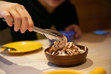 生で食べられるキノコはマッシュルームだけなんです!