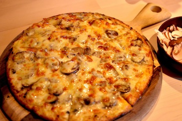放上滿滿蘑菇的披薩。麵皮也很講究。