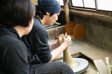 The master potter, Mr. Wakui, is a kind man who also has a nursery school teacher’s license.