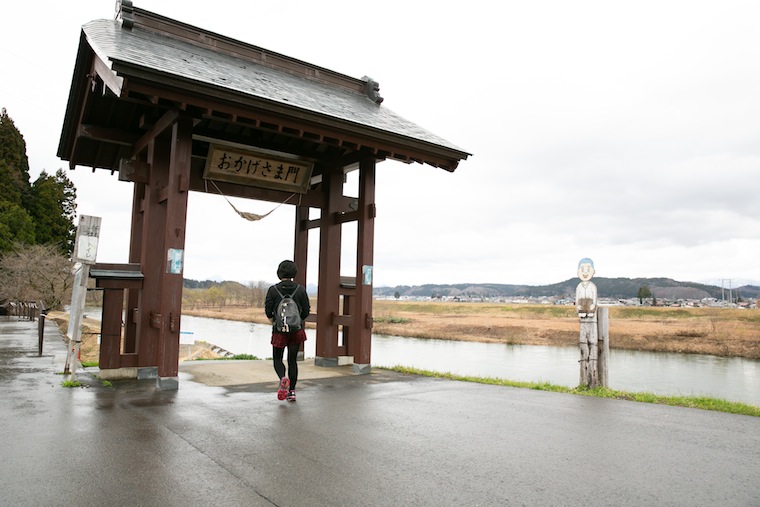 厳かに流れる鮭川を見ながら、「おかげさま門」をくぐります。