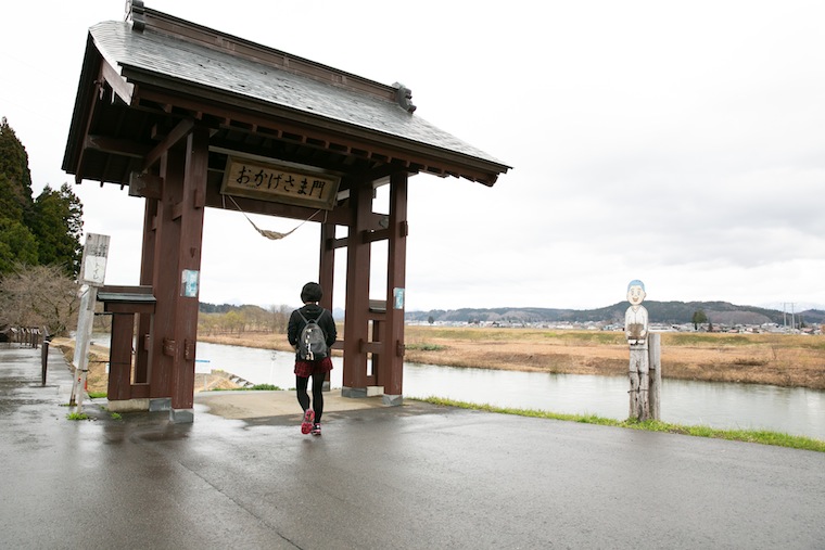 She passed through the “Okagesama Gate” to view the Sakegawa river flowing solemnly by. 
The origin of the Okagesama gate’s name: The previous temple master was severely ill and prayed to the Kannon Buddha for a cure. His doctor told him that he would probably not get well again, however he completely recovered and survived for another 30 years. The name of the Okagesama gate came from his great gratitude.
