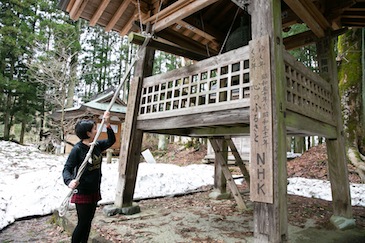 敲響院裡的大鐘，那聲響悠遠深長、繞樑不絕。