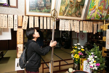 She entered the Hon-do hall, then prayed.