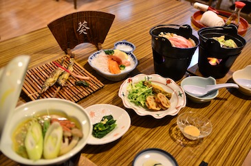 地元の鮎やいも煮に大満足です。和風な料理に思わずにっこり。