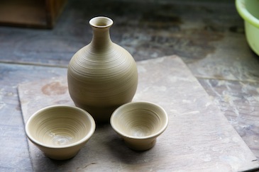 Was this her first time sculpting pottery? She lost track of the time thinking about what she was making.