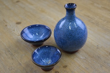 Voila! These are her original choko and tokkuri. What a pretty ultramarine color! 