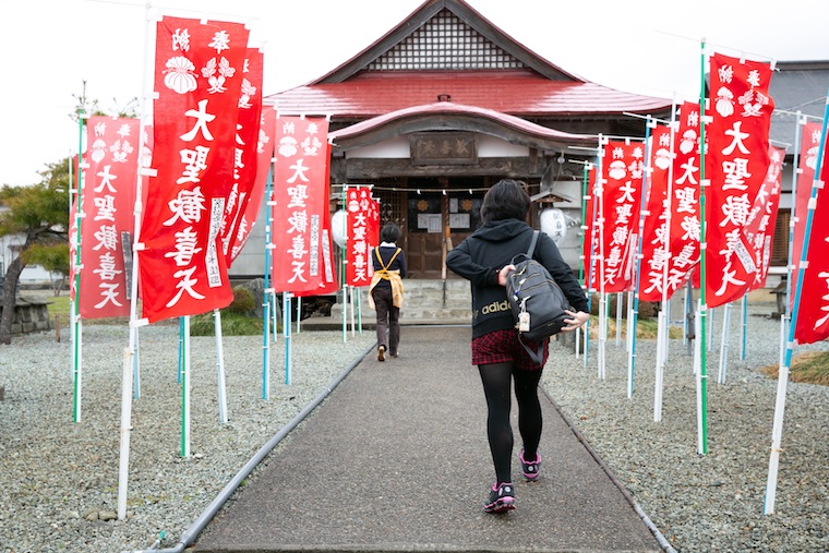 一邊說著「請廟方寫朱印帳之前要先去參拜比較好！」一邊走上前去。