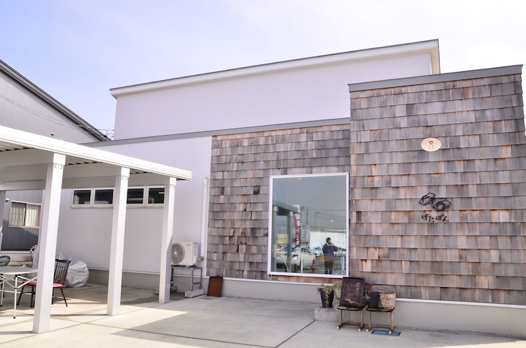 A picturesque local bakery. The bakery logo is cute geta (wooden clogs).