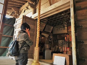 She visited the shrine to show her gratitude for meeting wonderful friendly people on her journey.