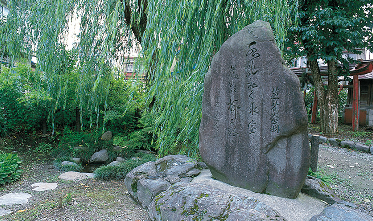 芭蕉の句碑と柳の清水跡