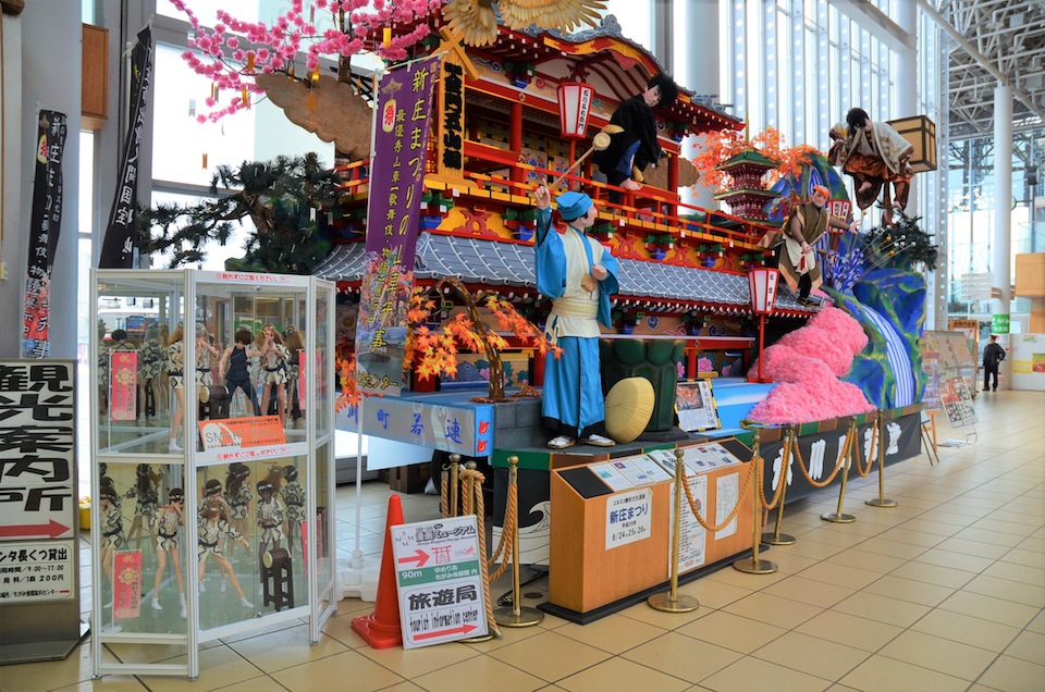 在JR新庄站迎接旅客們的SmartDoll。認真地宣傳象徵新庄市的重要活動:新庄祭典。