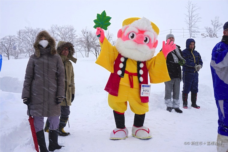 雪遊びが大好きなゆるキャラ“かむてん”