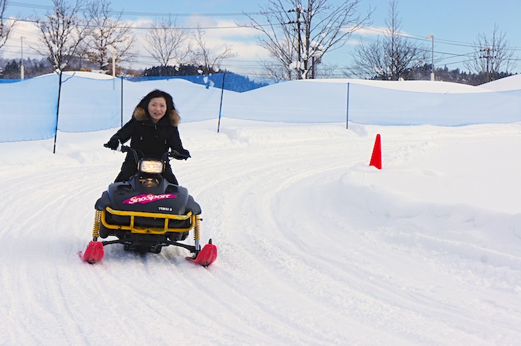 Amateurs and women can also enjoy the snowmobile ride