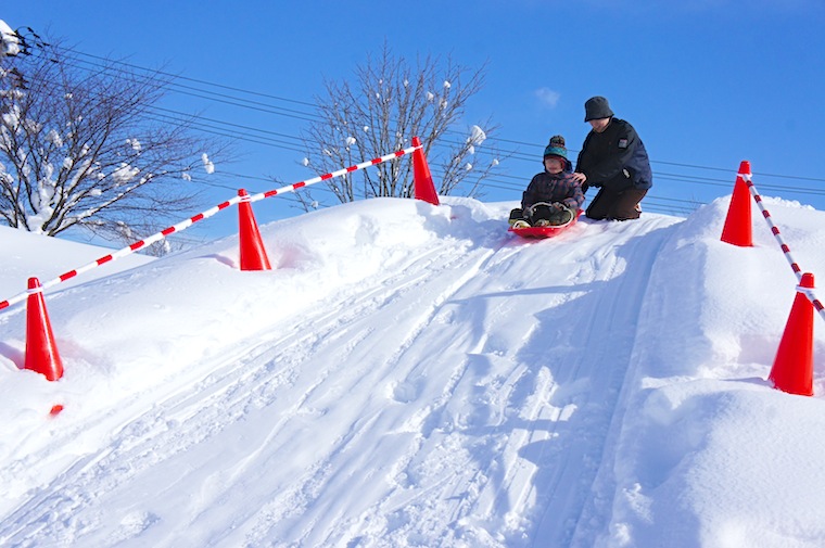 在粉雪上滑雪橇真棒！